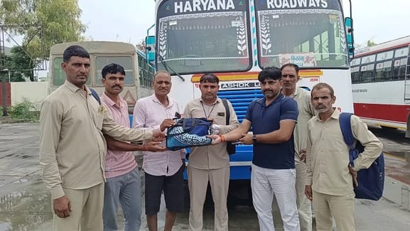 Woman's documents left in bus, money returned