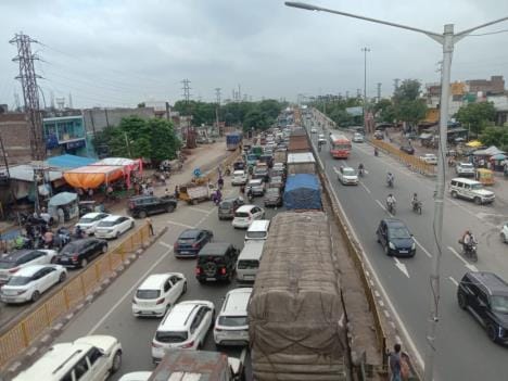 Sisters who left home to tie Raksha Sutra got stuck in traffic jam
