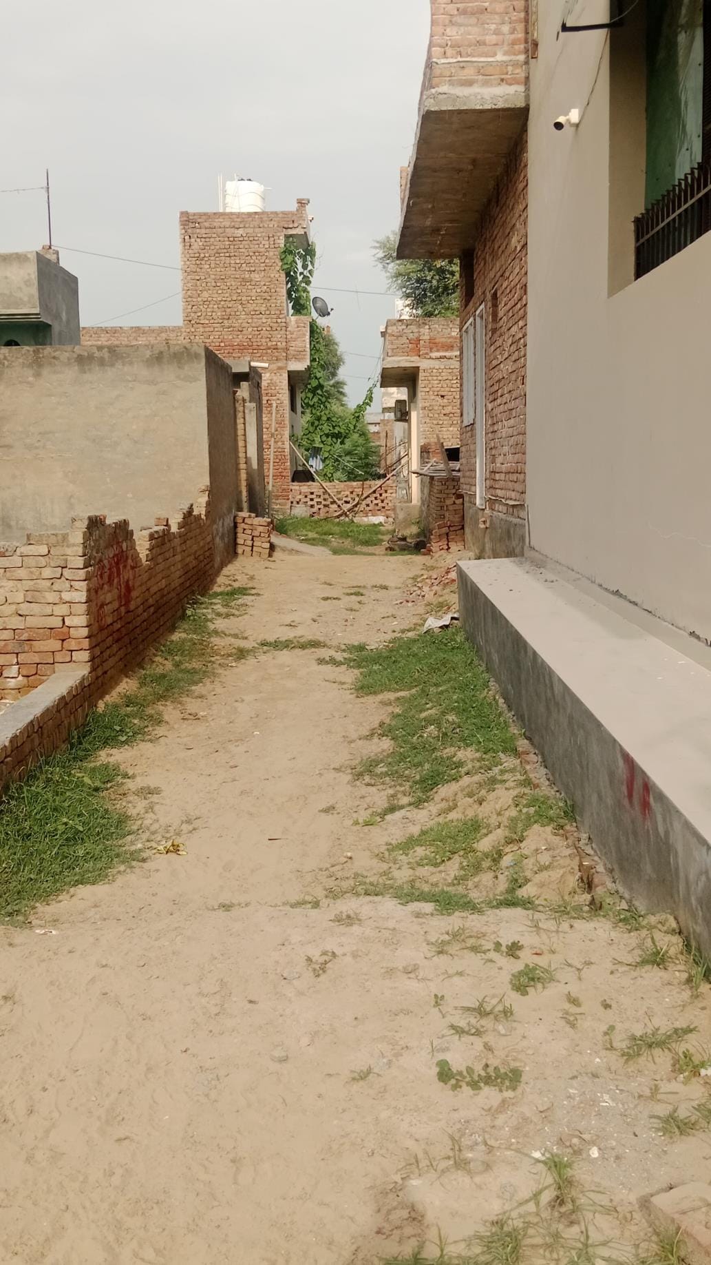 Anand Vihar's joy is missing, water and sewer overflow on unpaved roads has increased the trouble