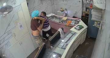 Attempt to rob shopkeeper by putting chilli powder in his eyes