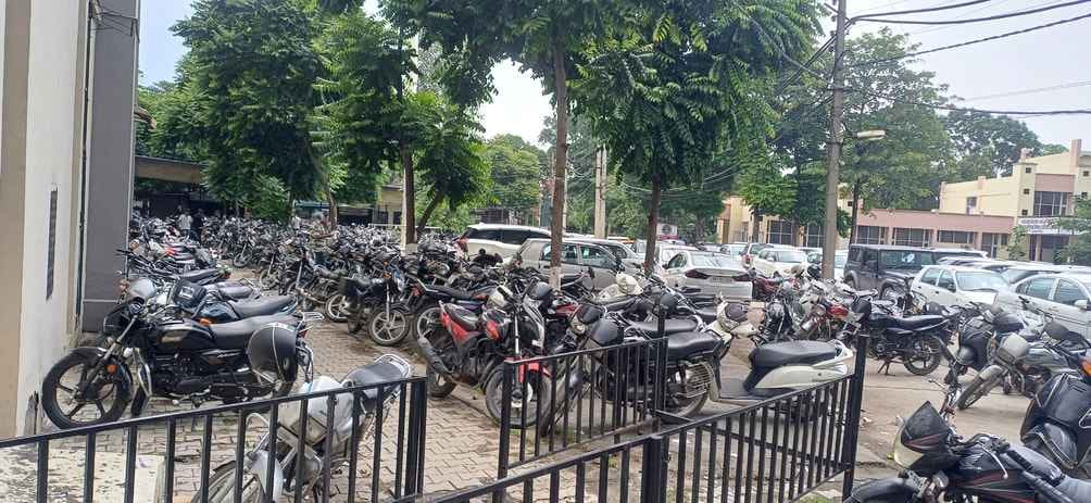 It is not easy to go to the court, there is a jam due to parking