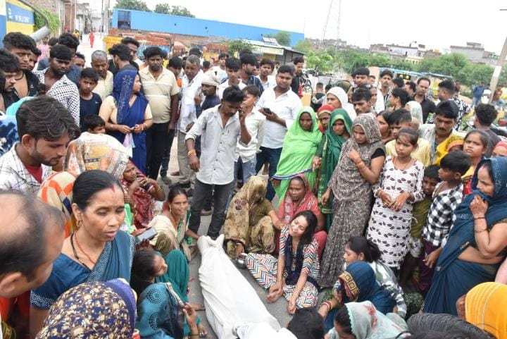 Bangle worker dies, family blocks road by placing body