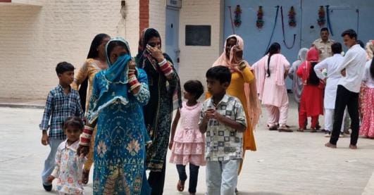 Rakshabandhan was celebrated in the district jail, sisters' eyes became moist after seeing their brother in jail