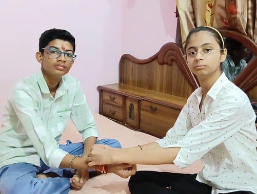 Sisters tied Raksha Sutra, brothers took a vow