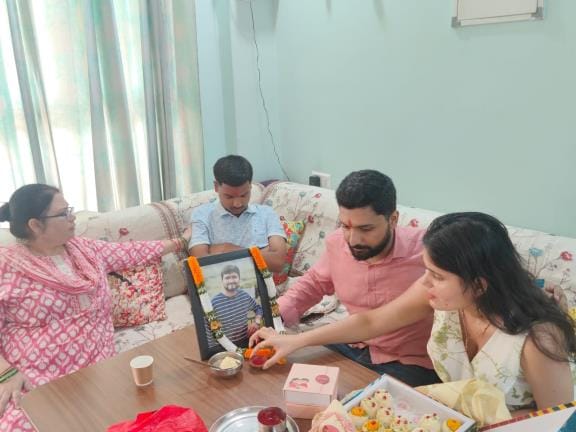 Shubham's sister applied tilak on the photo and started crying bitterly