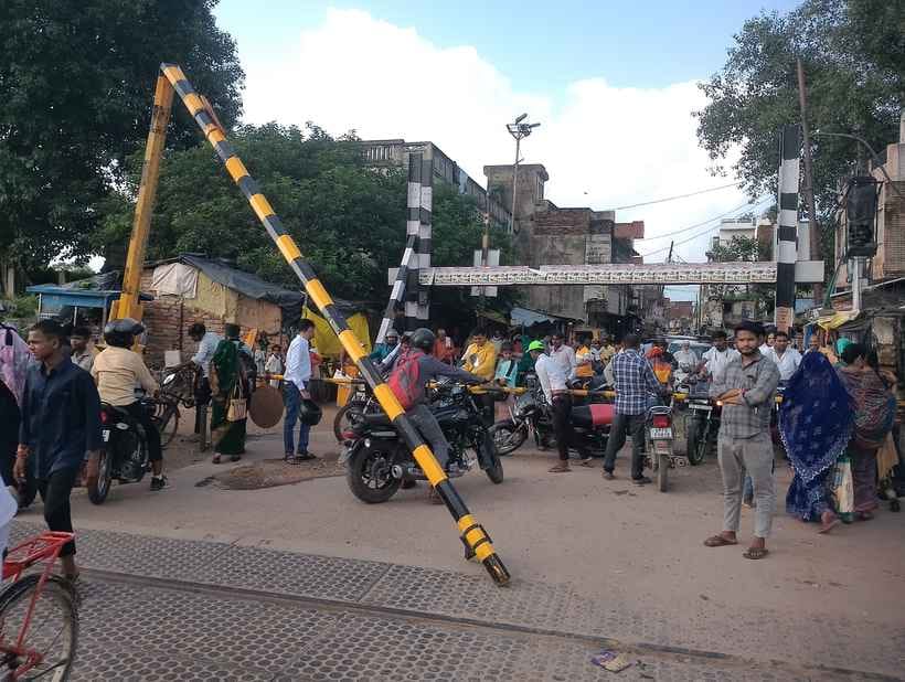 Railway gate broken due to collision between appe and private four wheeler