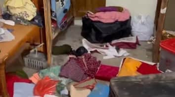 घर के भीतर बिखरा सामान