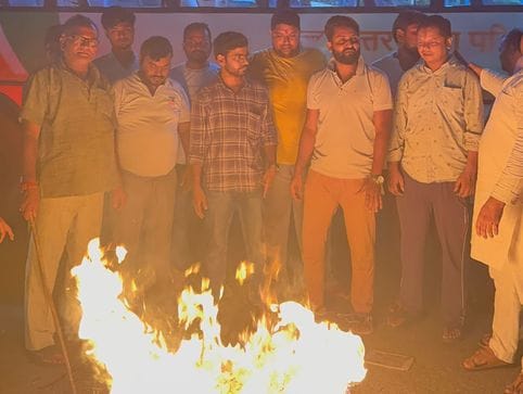 Protest against American goods by burning Trump's effigy