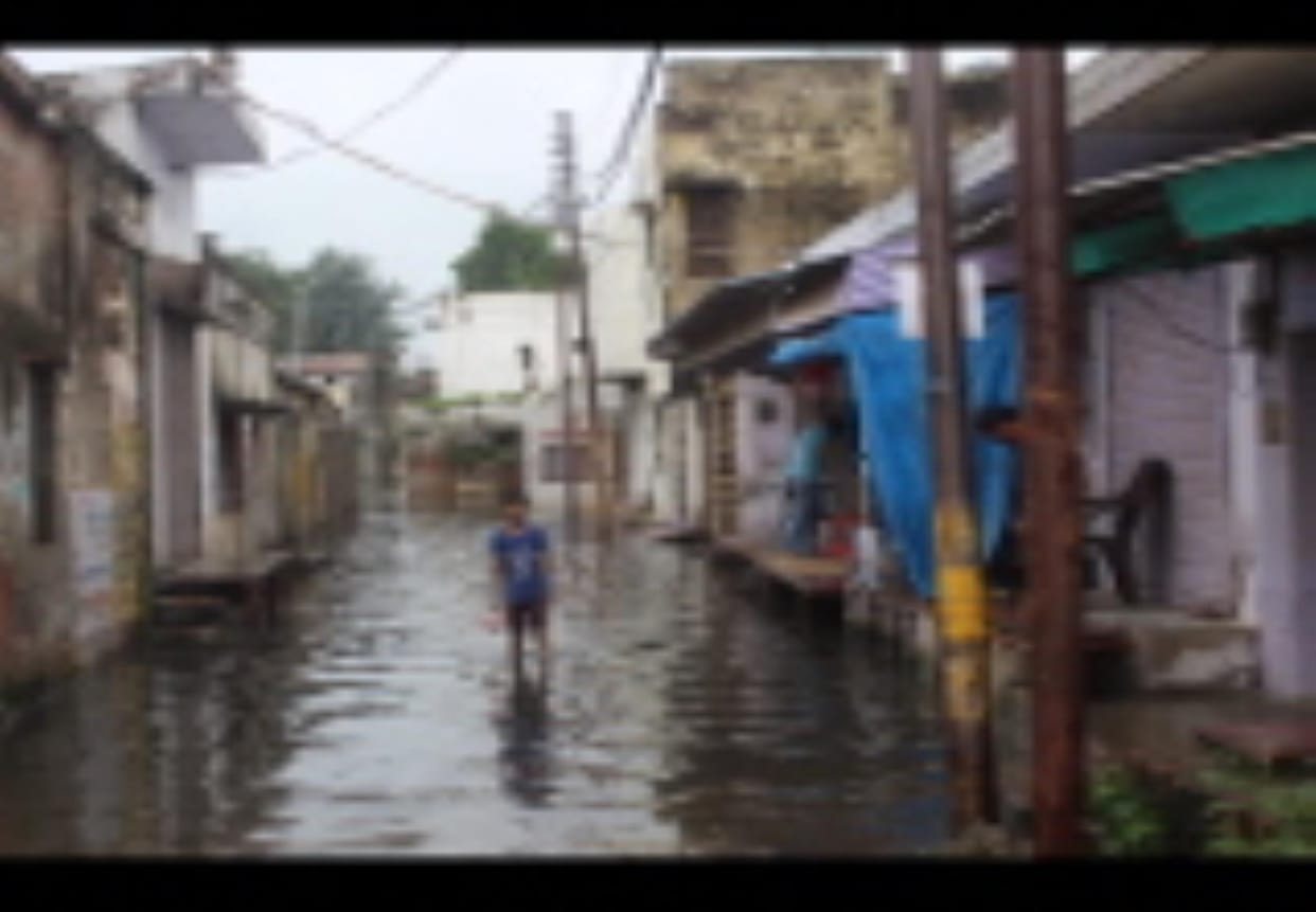 Heavy rain accompanied by storm, city grappled with waterlogging