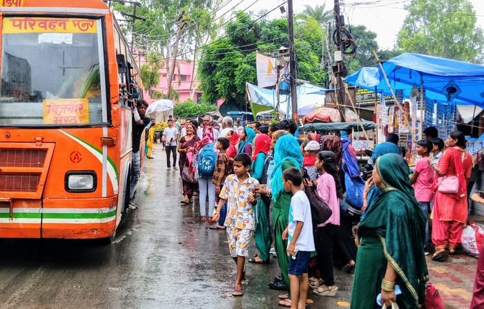 Electric bus service not available on Rakshabandhan, women took help of private buses