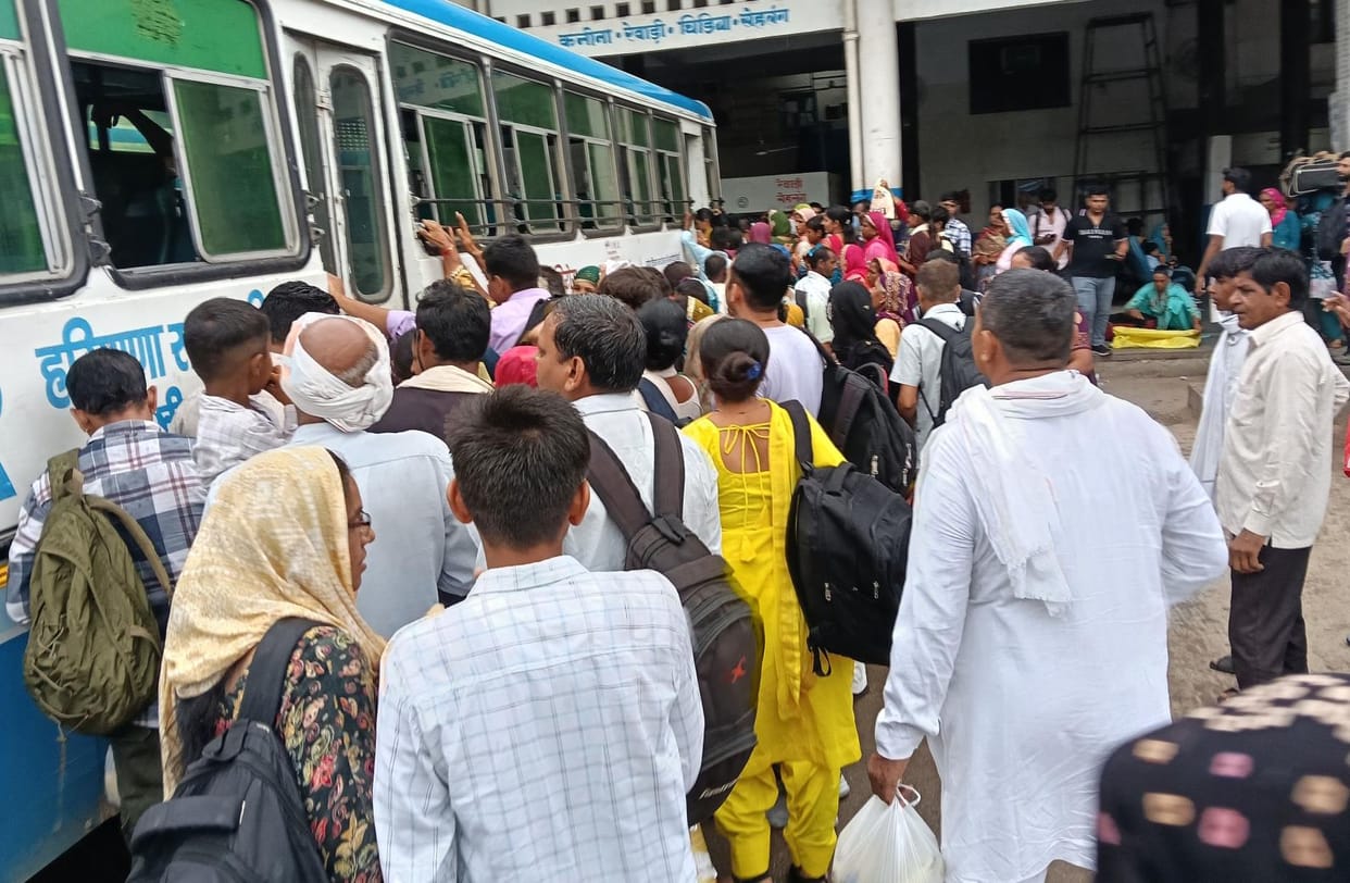 crowed in busses