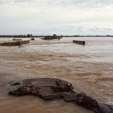 Ganga in spate, villagers resort to boats