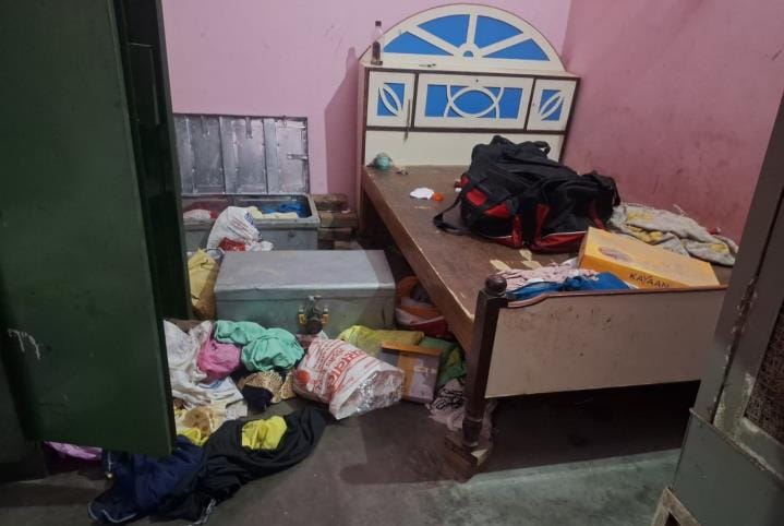The family had gone to Mehar, two lakhs stolen by cutting the grill