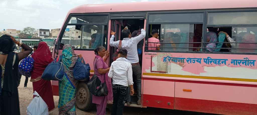 Rakshabandhan...enthusiasm overshadowed the rain, women gathered for free bus travel