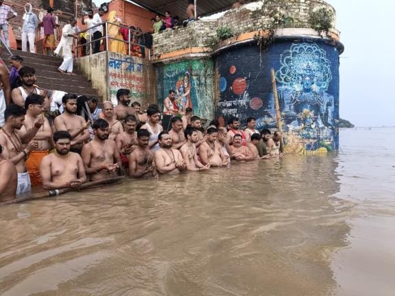 Pilgrim priests flocked to the banks of the Ganges river and performed Shravani rituals