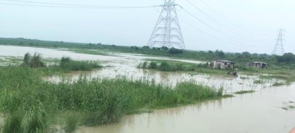 Ganga water level reached above the danger mark, fields filled with water due to breaking of dam in Gangavas