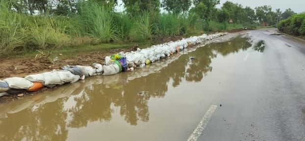 System failure... Waterlogging broke the national highway, obstruction on the road connecting the capital