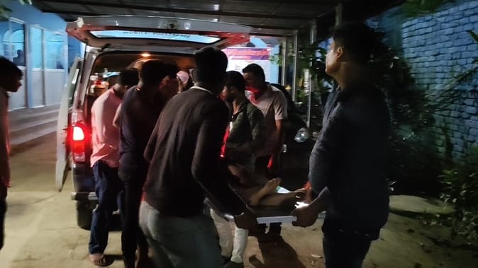 घायल युवक को अस्पताल लेकर पहुंचे परिजन