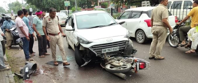 A young man driving a car hit a bike at the turn of Sector 13, ex-soldier injured