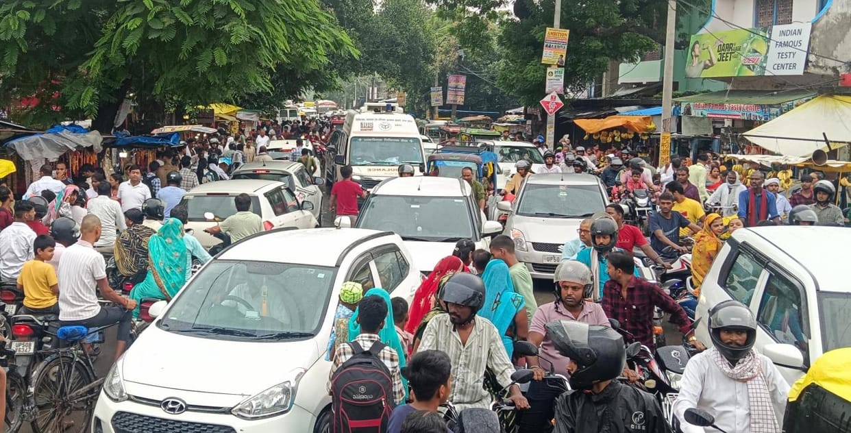 One kilometer long jam in Chhatwara,