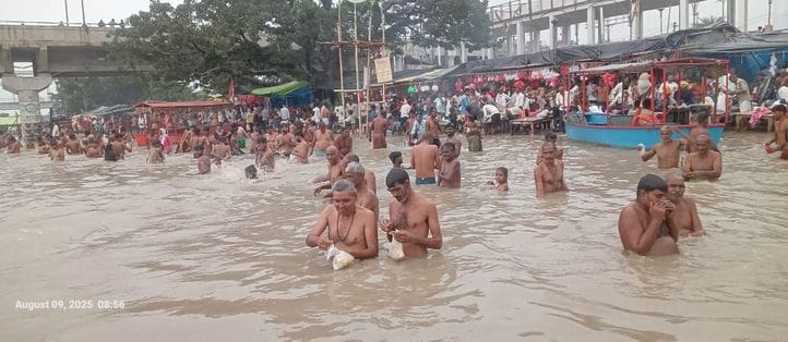 Thousands of devotees took a dip in the Ganga on Sawan Purnima