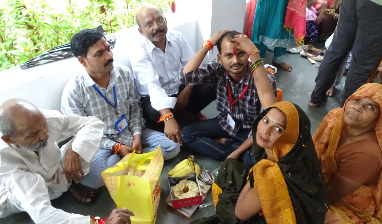 Sisters tied Rakhi to their brothers who were in jail
