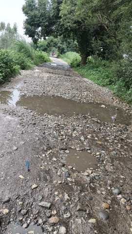 Two km road from Kotwa to Mufrat Kauraiya damaged