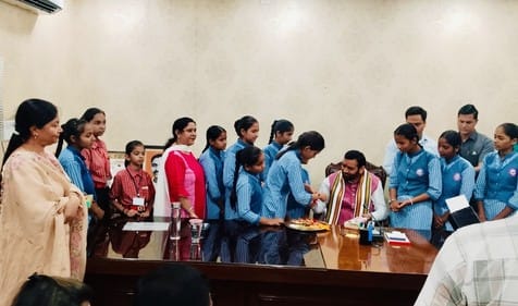 Barot school girls tied Rakhi to Chief Minister Nayab Saini