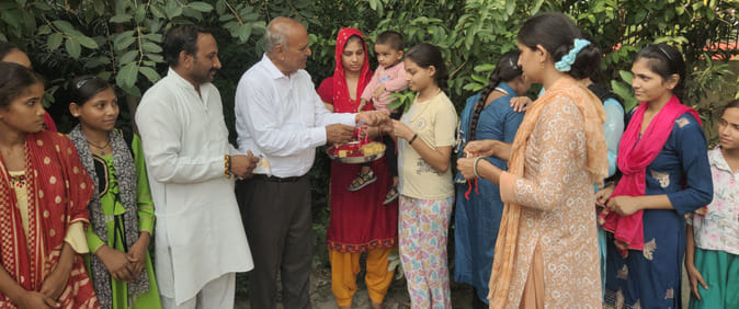 Sisters tied Rakhi to their brothers and got a promise of protection