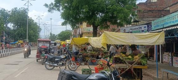 Due to lack of permanent market, encroachment on tracks on both sides of the highway