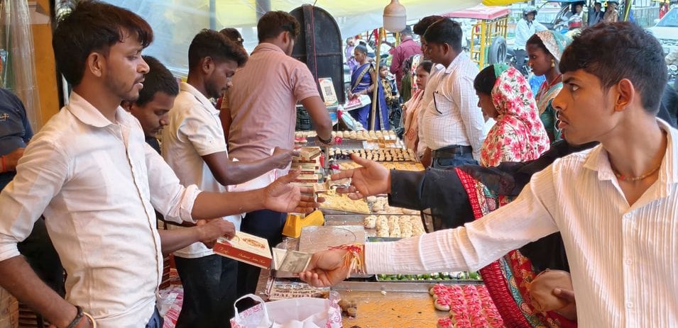 Rakshabandhan: Market shines on the festival, business of 7.20 crores done