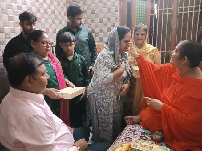 Sadhvi Maneshwari Devi tied Rakhi on the wrists of devotees