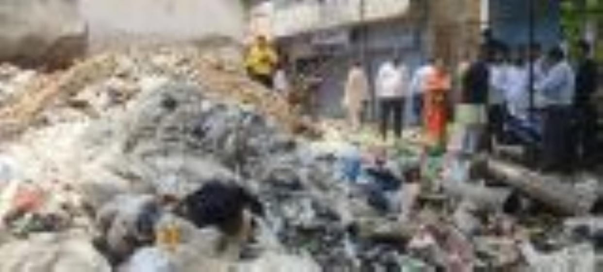 MLA got angry after seeing sewerage flowing on the road, said- bring me shovel, I will clean it