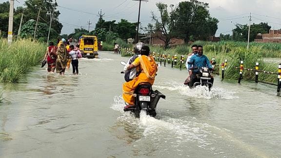 Flood water started flowing on Rajepur-Badaun road too