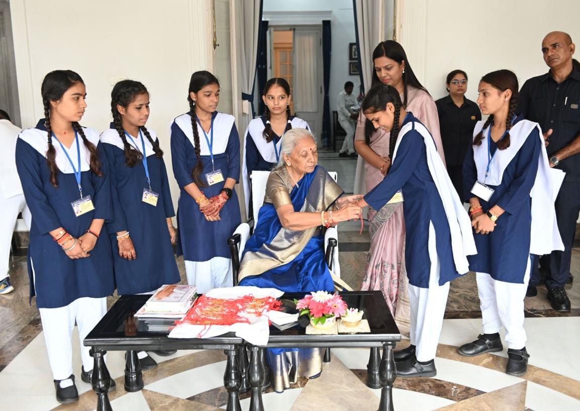 The Governor tied Rakhi to 162 children, officers and employees