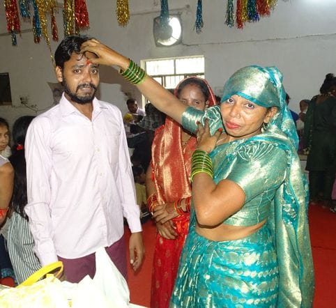 Raksha Sutra tied on the wrists of brothers with the wish for their early release from jail