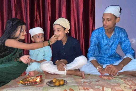 Sisters applied Tilak to their brothers, performed Aarti and tied Rakhi