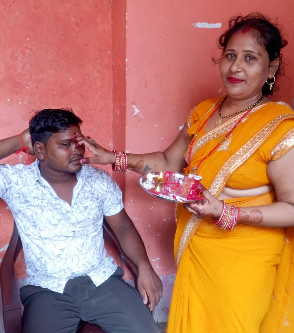 Sisters tied a thread of affection on the wrists of their brothers