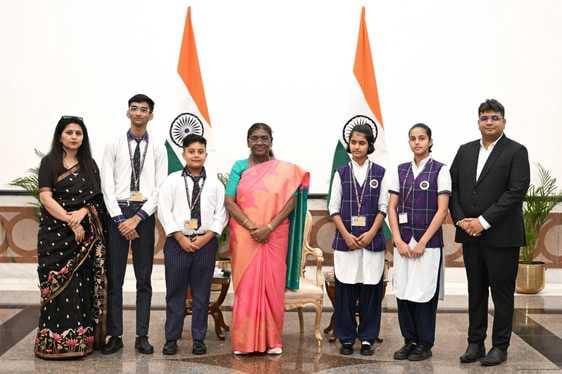 Students met the President and celebrated Rakshabandhan