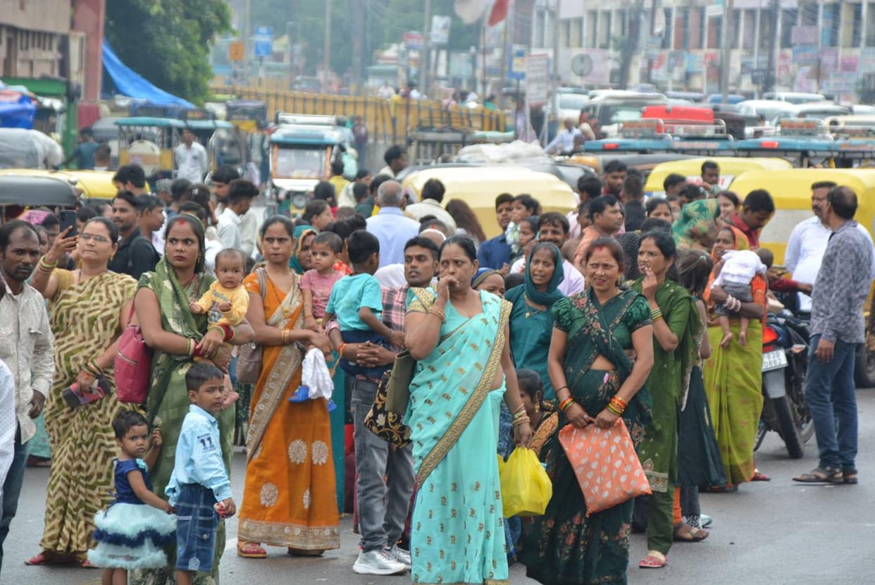 Crowd of passengers gathered, had to wait for buses