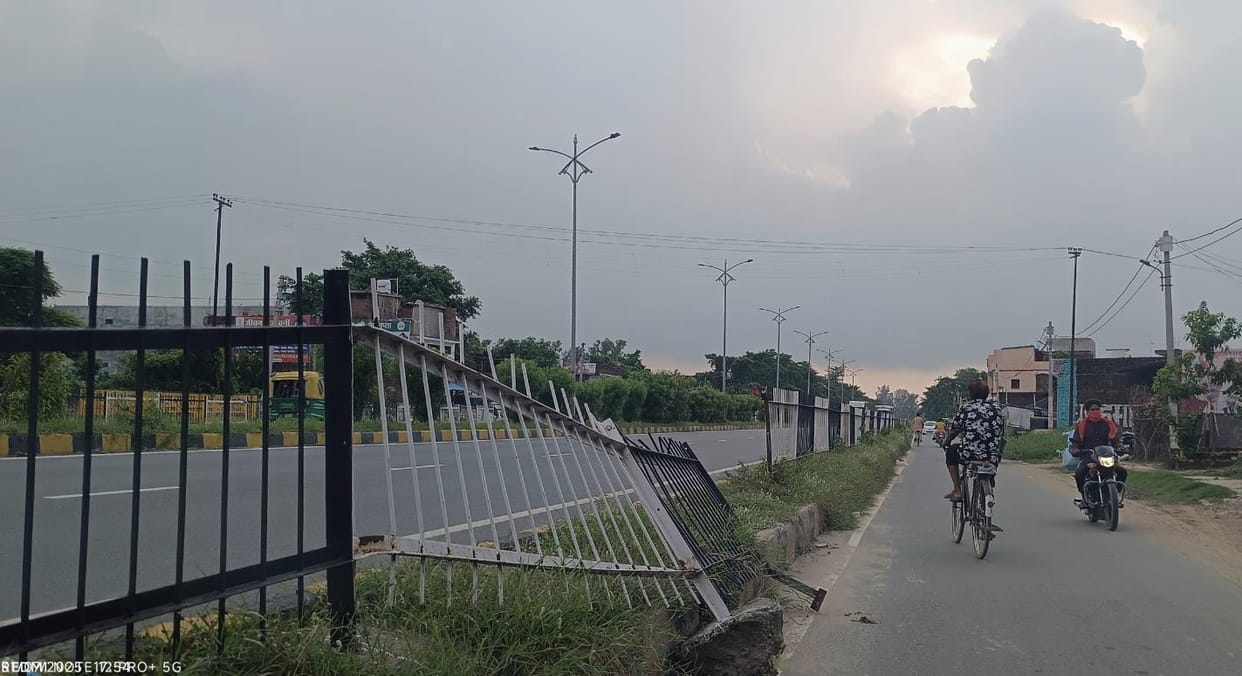 The railing on the divider is broken, there is a possibility of an accident