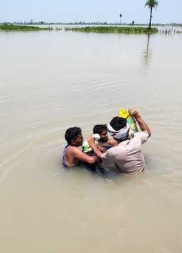 Even after the water level of Ganga decreased, water filled on the connecting roads