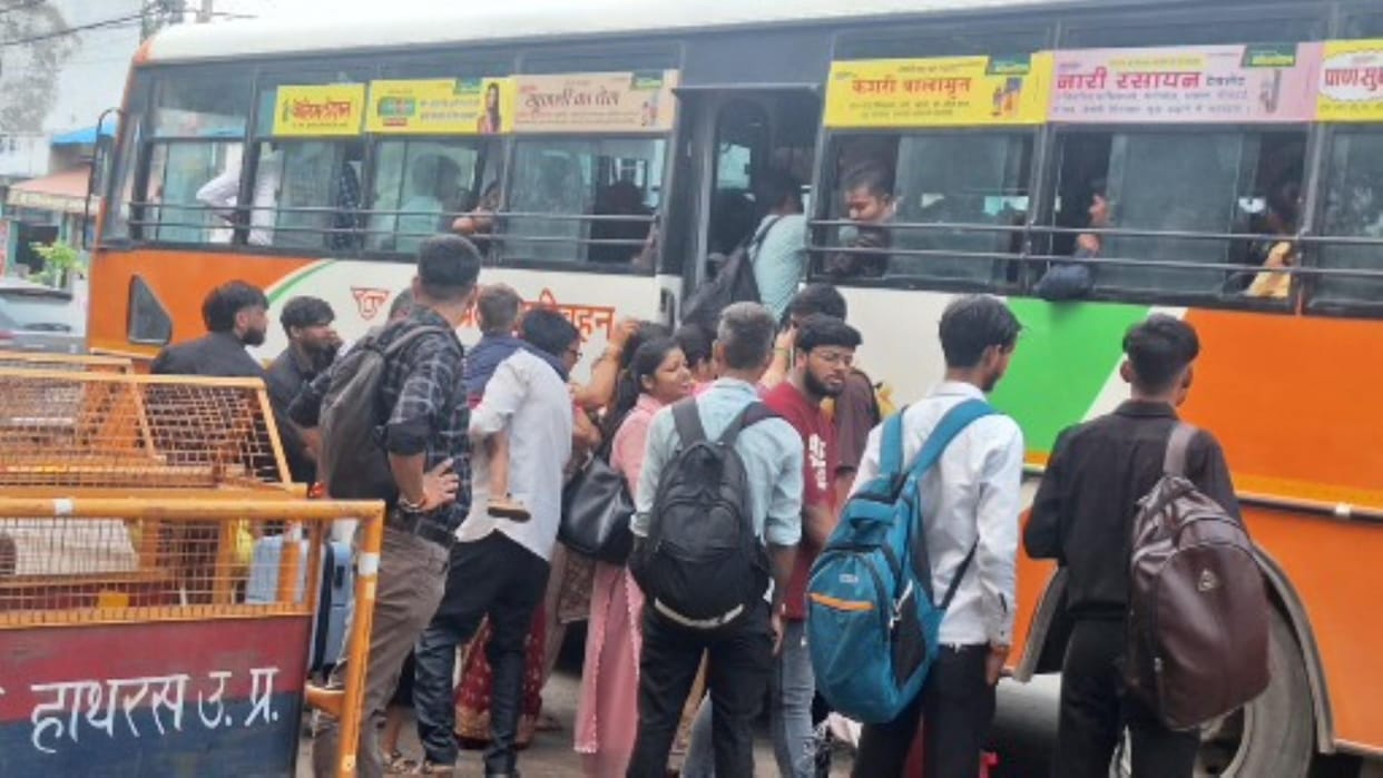 Crowd of people returning in trains and buses after Rakshabandhan