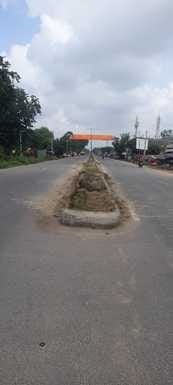 In Sansarpur, the divider without any indicators and half-constructed divider poses a danger