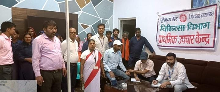 Under the Swachhata Abhiyan, health check-up of railway employees was done at PDDU Junction