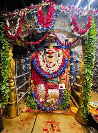 On the full moon day, Maa Vindhyavasini is adorned with hibiscus, rose and lotus flowers