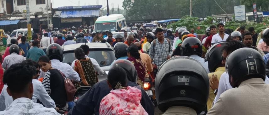 Traffic jam at Sinduria intersection, pedestrians struggled for three hours