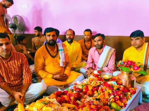 Standing in the Yamuna for several hours, the Yagyopavit Janeu Shravani Upkarma was performedStanding in the Yamuna for several hours, the Yagyopavit Janeu Shravani Upkarma was performed