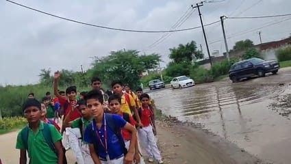 No attention is being paid to the broken road, students are troubled
