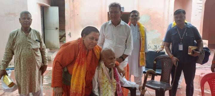 Uma Bharti presented a Rakhi to Shridauji on Rakshabandhan